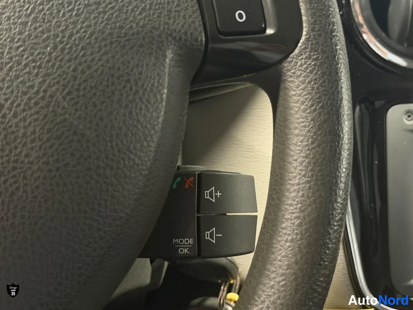 Harmaa Dacia Lodgy 2015, yksityiskohta, kuva 19