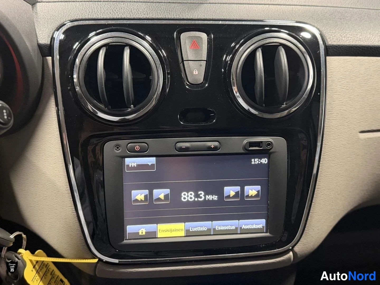 Harmaa Dacia Lodgy 2015, yksityiskohta, kuva 20