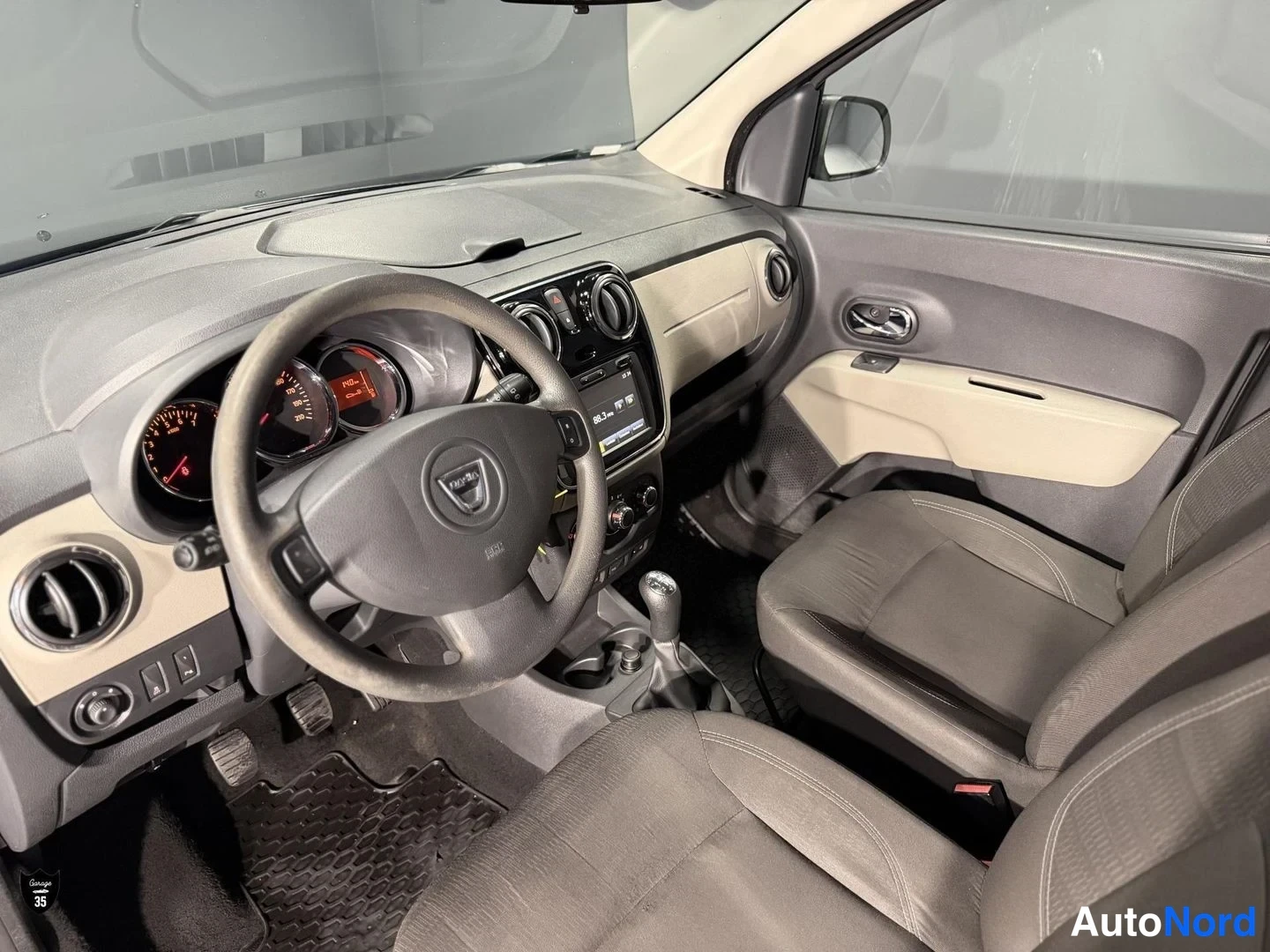 Harmaa Dacia Lodgy 2015, ohjaamo, kuva 9