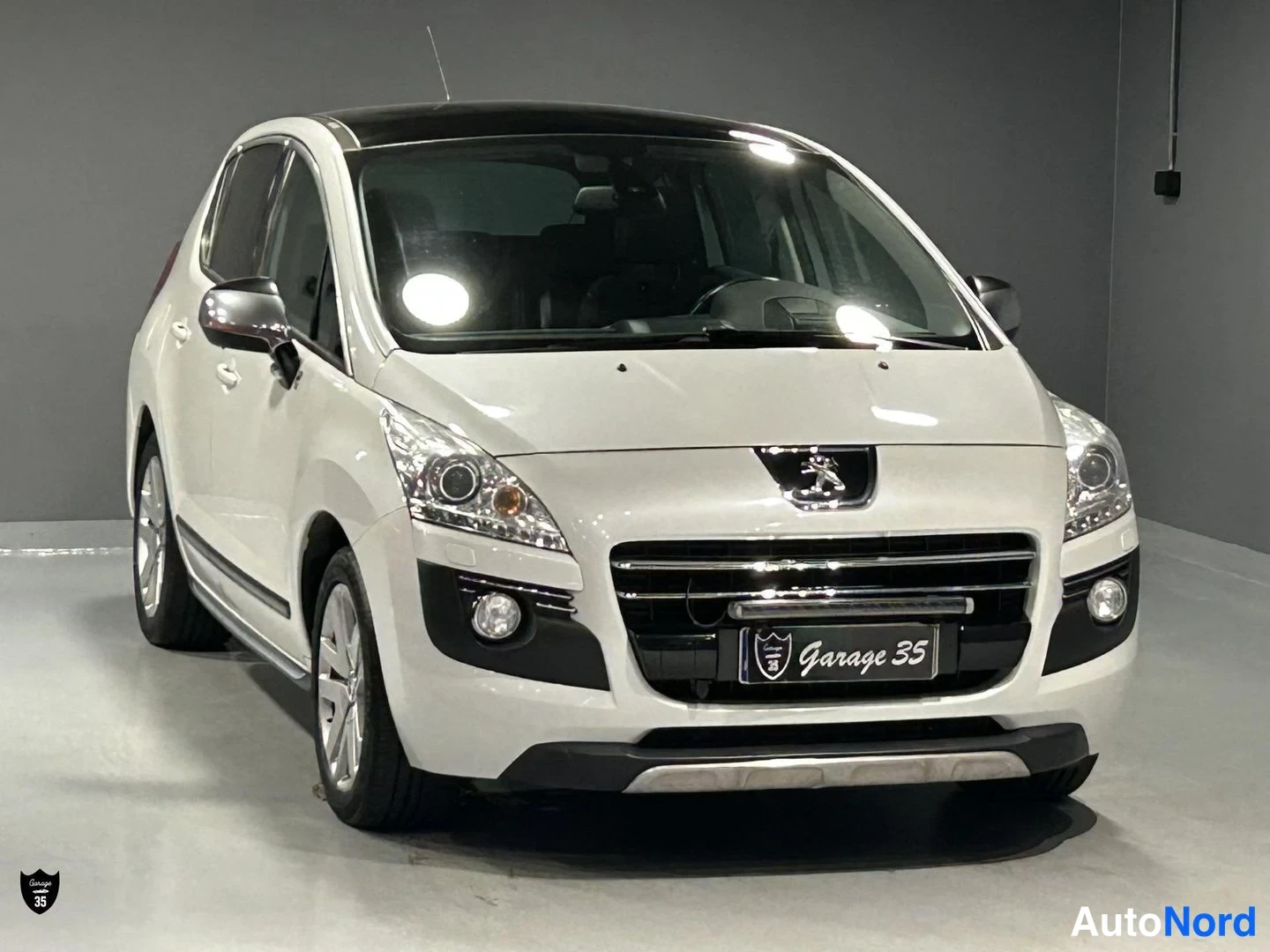 Vit Peugeot 3008 2012, snett framifrån, fronten åt höger, bild 2