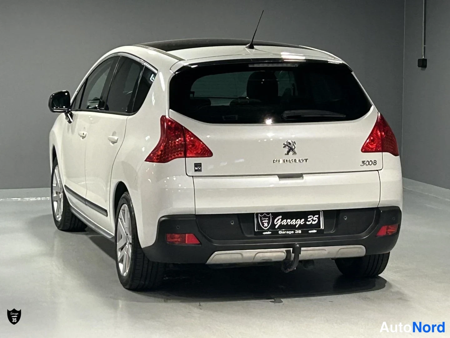 Vit Peugeot 3008 2012, snett bakifrån, bild 6