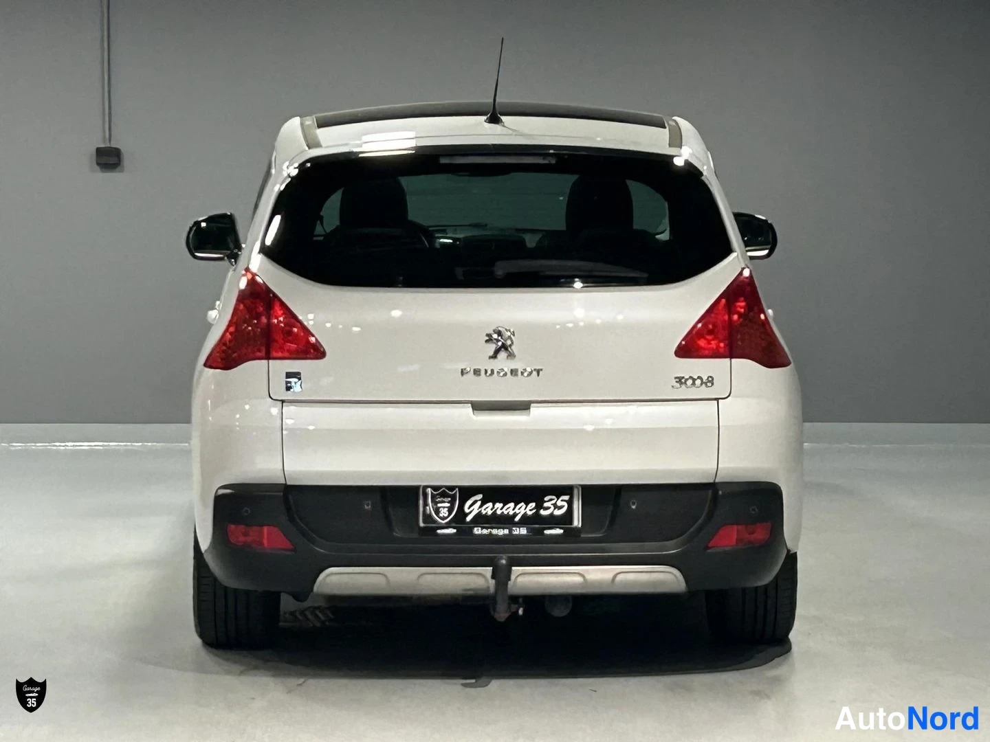 Vit Peugeot 3008 2012, bakifrån, bild 8