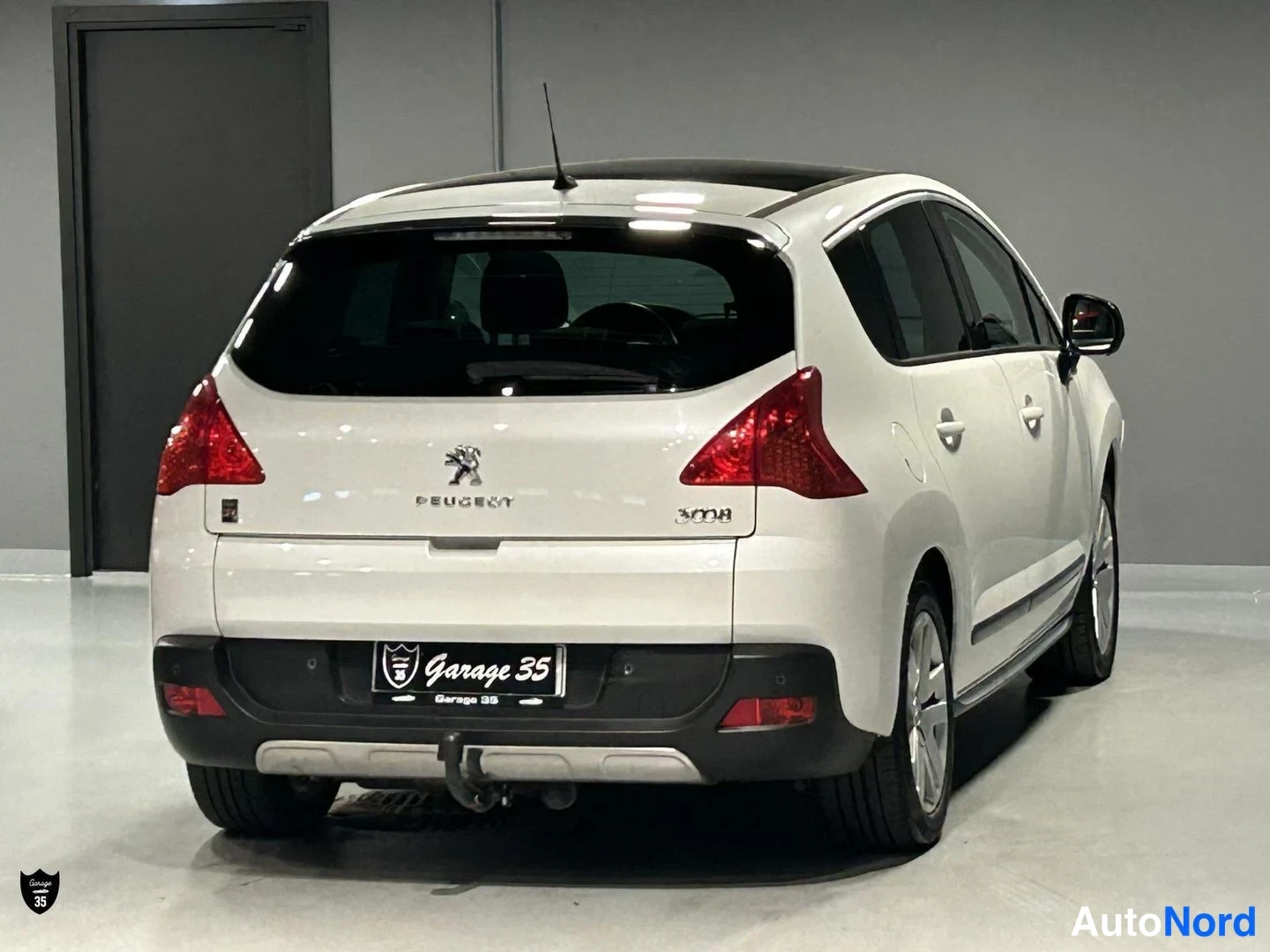 Vit Peugeot 3008 2012, snett bakifrån, bild 7