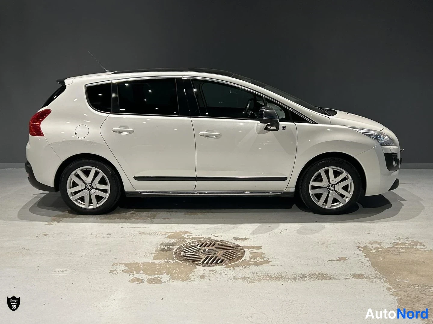 Vit Peugeot 3008 2012, snett framifrån, fronten åt höger, bild 3