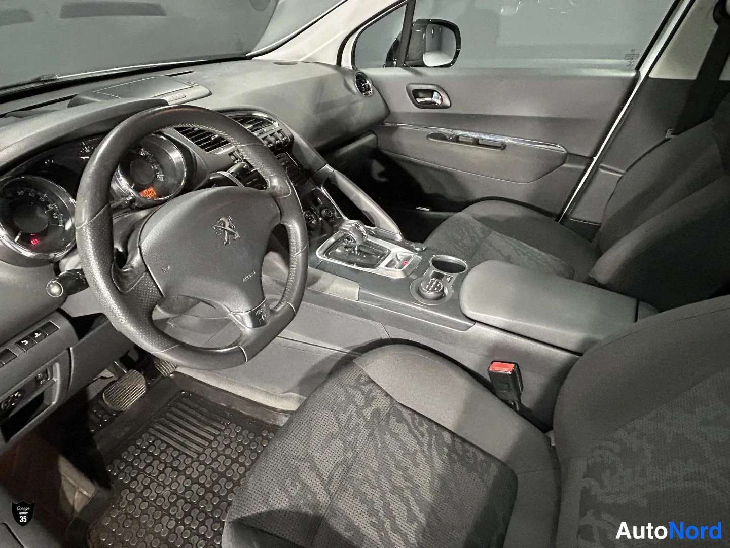 Vit Peugeot 3008 2012, förarplats, bild 9