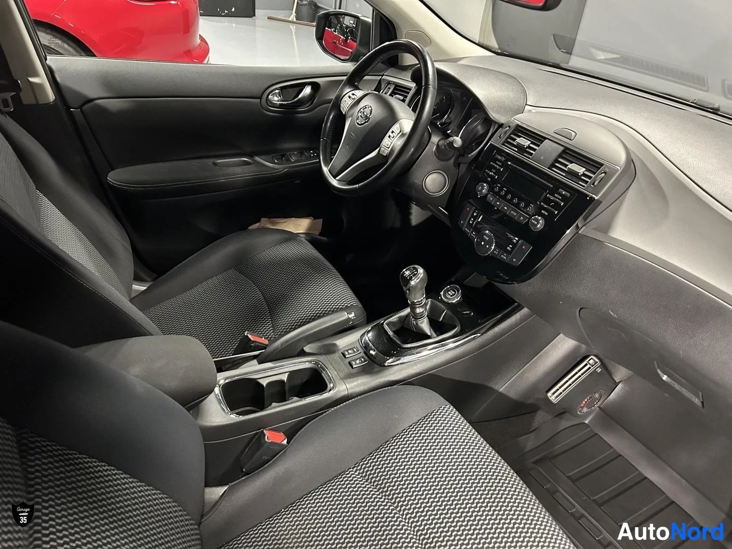 Musta Nissan Pulsar 2017, ohjaamo, kuva 11