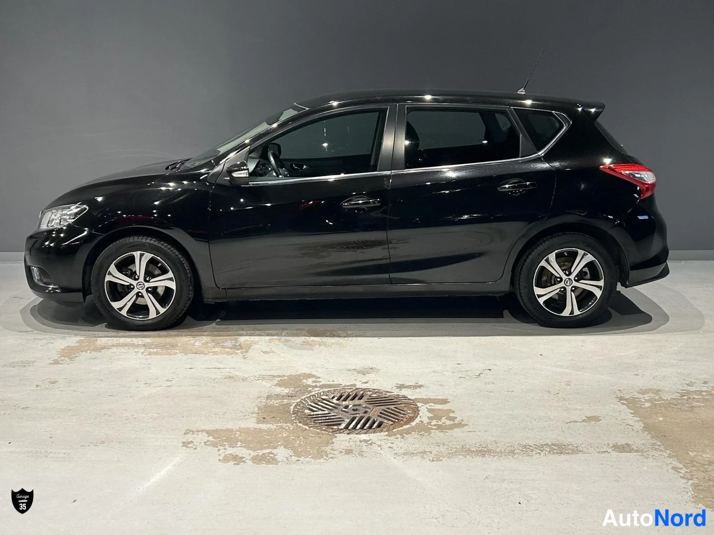 Musta Nissan Pulsar 2017, etuviisto, keula vasemmalle, kuva 2