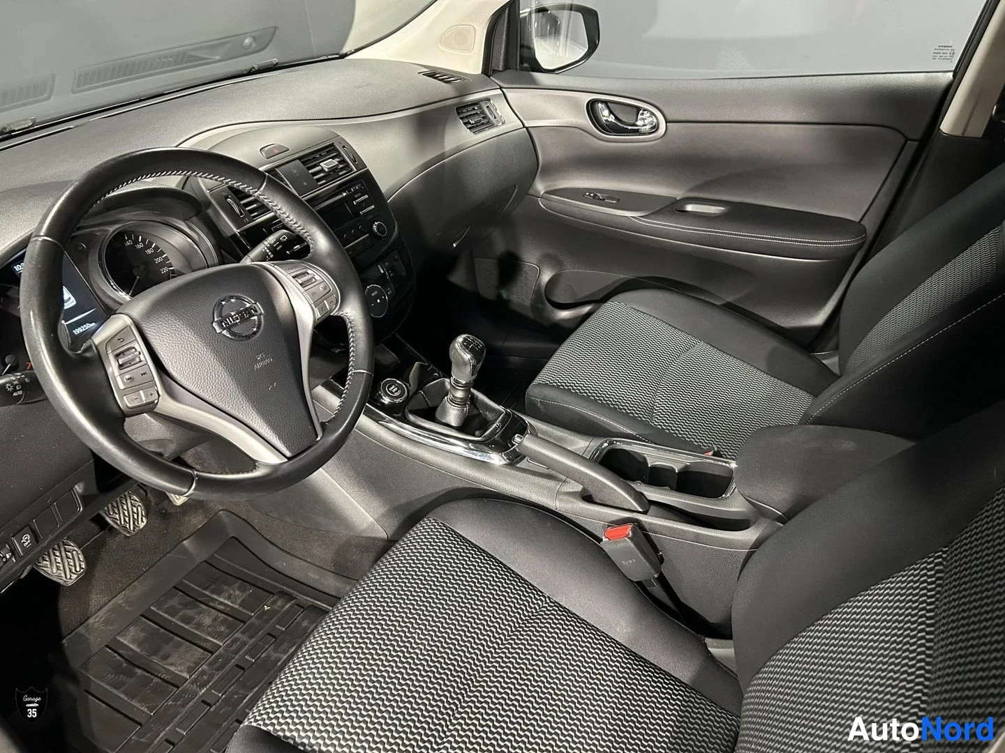 Musta Nissan Pulsar 2017, ohjaamo, kuva 9