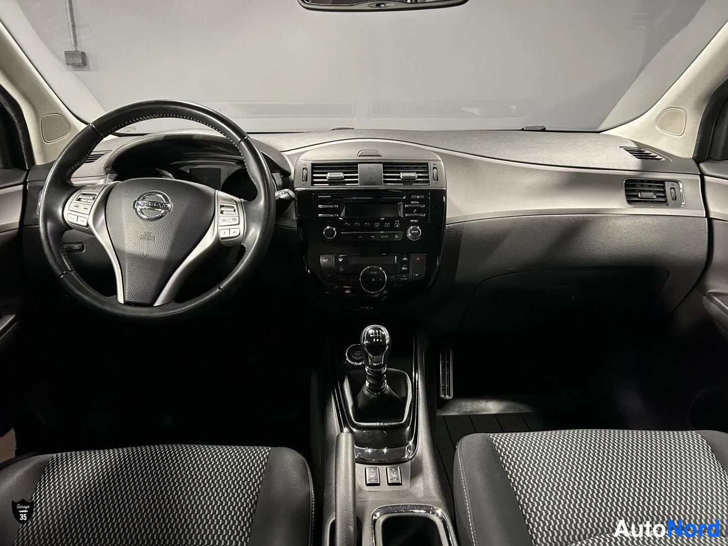 Musta Nissan Pulsar 2017, ohjaamo, kuva 10