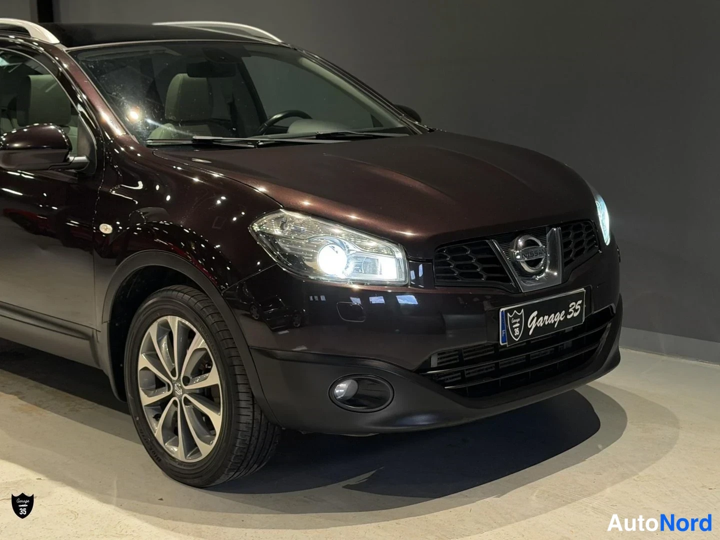 Violetti Nissan Qashqai+2 2011, etuviisto, keula oikealle, kuva 4