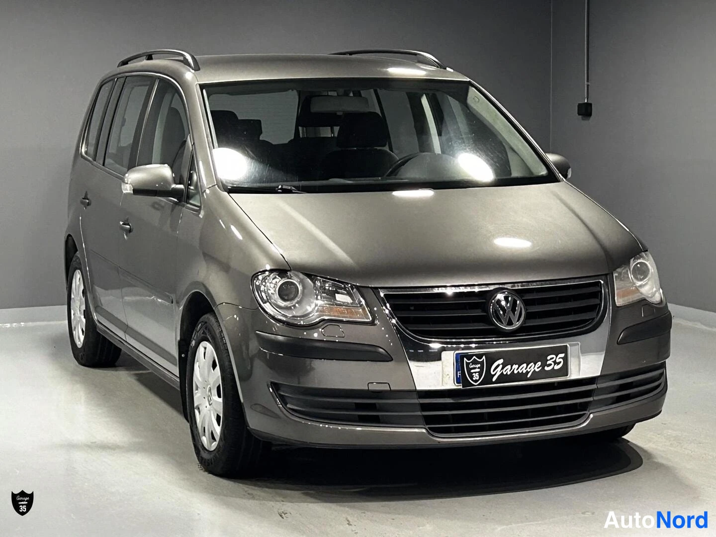 Harmaa Volkswagen Touran 2007, etuviisto, keula oikealle, kuva 2