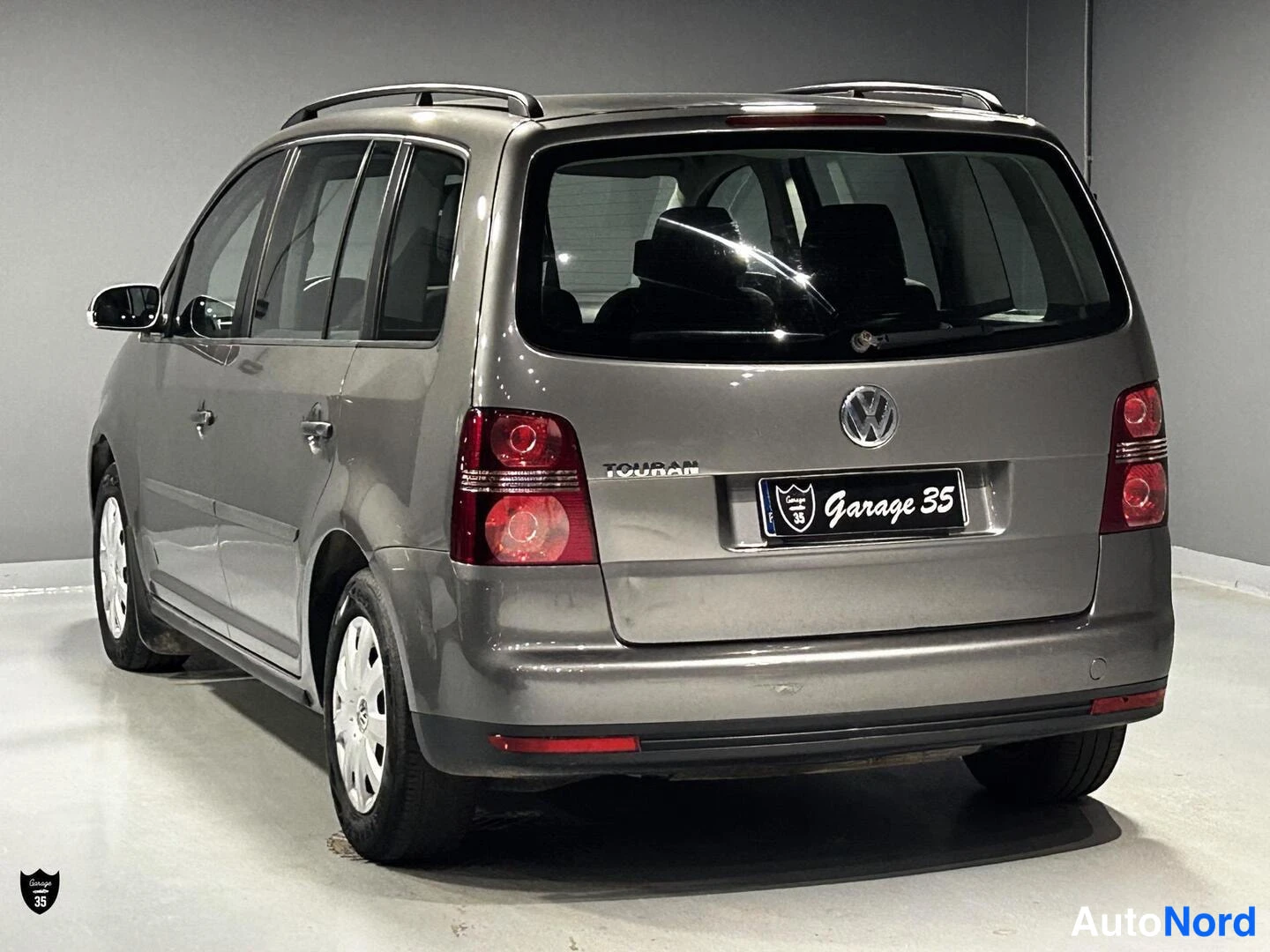 Harmaa Volkswagen Touran 2007, takaviisto, kuva 6