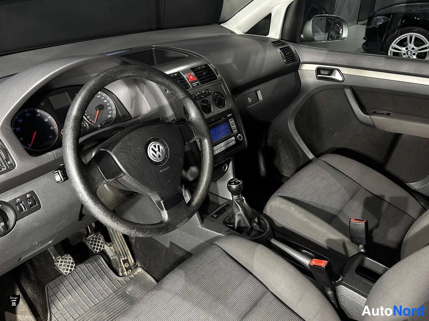 Harmaa Volkswagen Touran 2007, ohjaamo, kuva 9