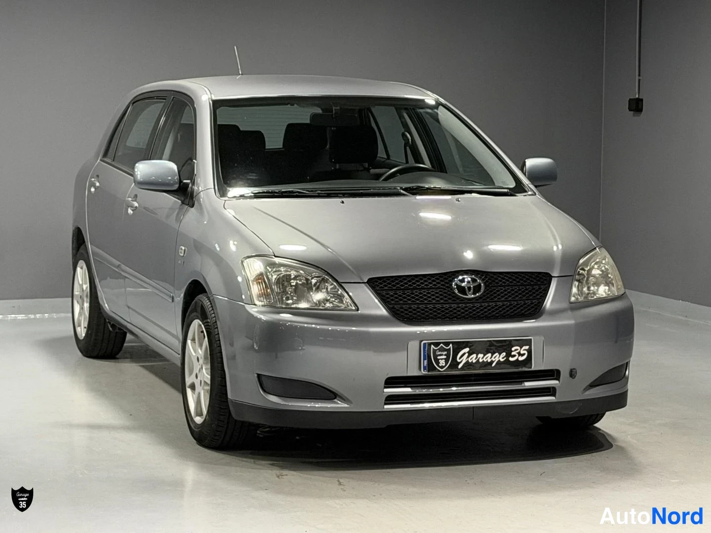 Sininen Toyota Corolla 2003, etuviisto, keula oikealle, kuva 3