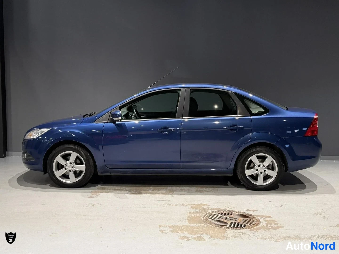 Sininen Ford Focus 2010, sivulta, kuva 5