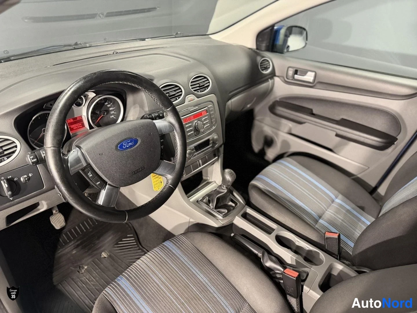 Sininen Ford Focus 2010, ohjaamo, kuva 9