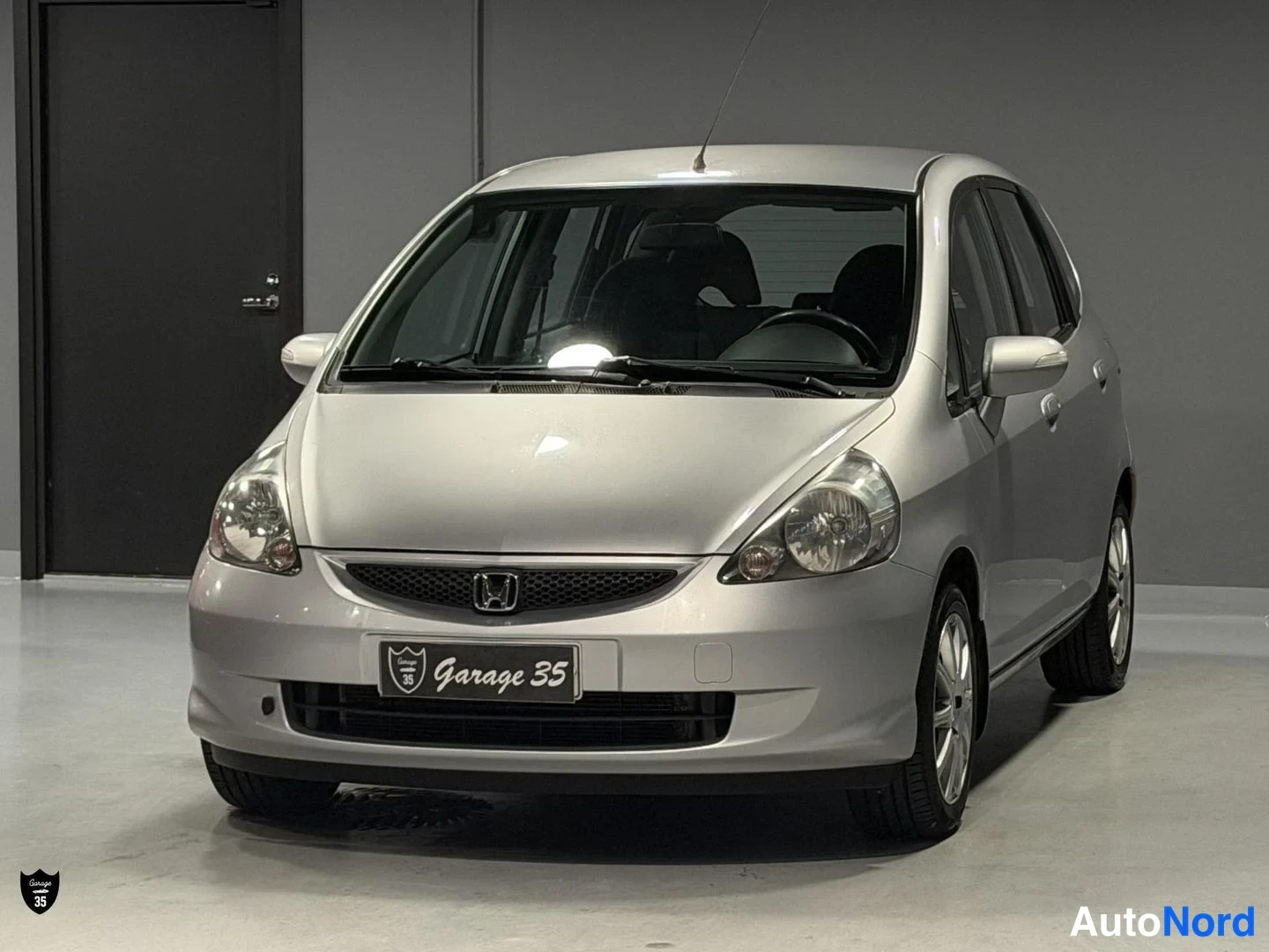 Harmaa Honda Jazz 2006, etuviisto, keula vasemmalle, kuva 2