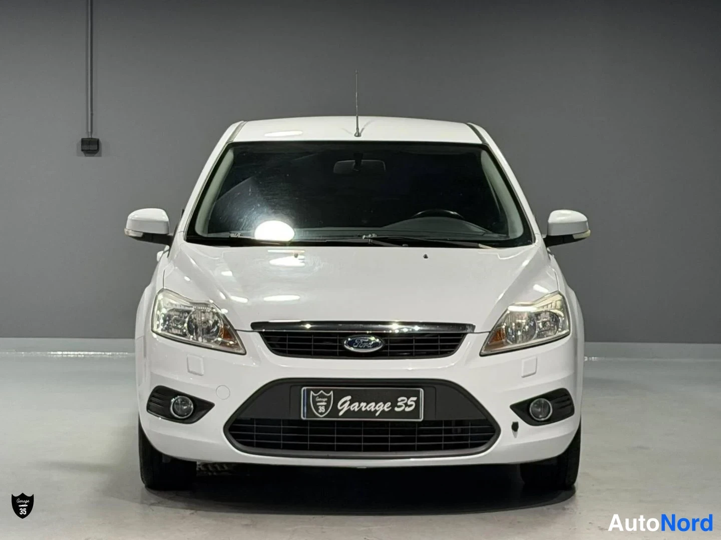 Valkoinen Ford Focus 2009, edestä, kuva 4