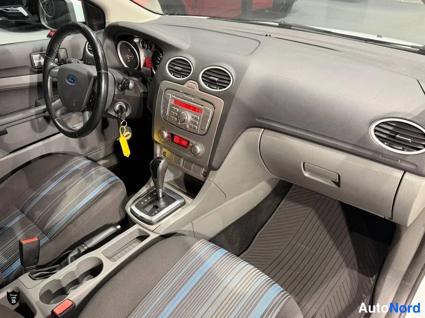Valkoinen Ford Focus 2009, ohjaamo, kuva 10
