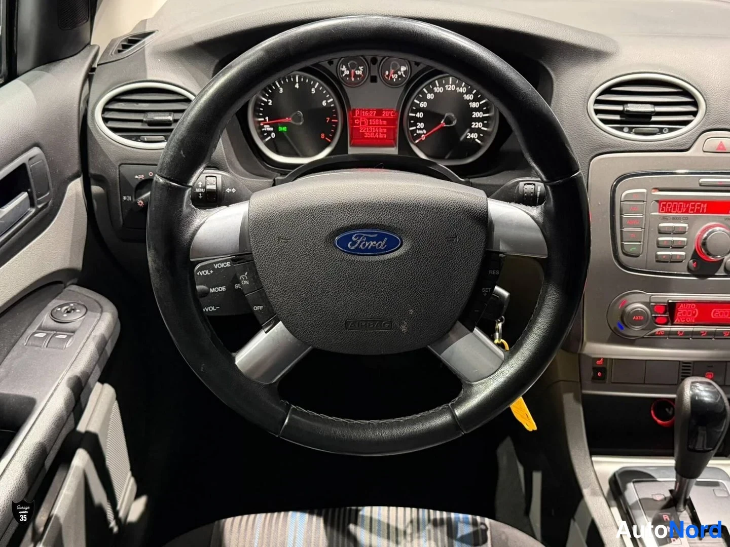 Valkoinen Ford Focus 2009, ohjaamo, kuva 11