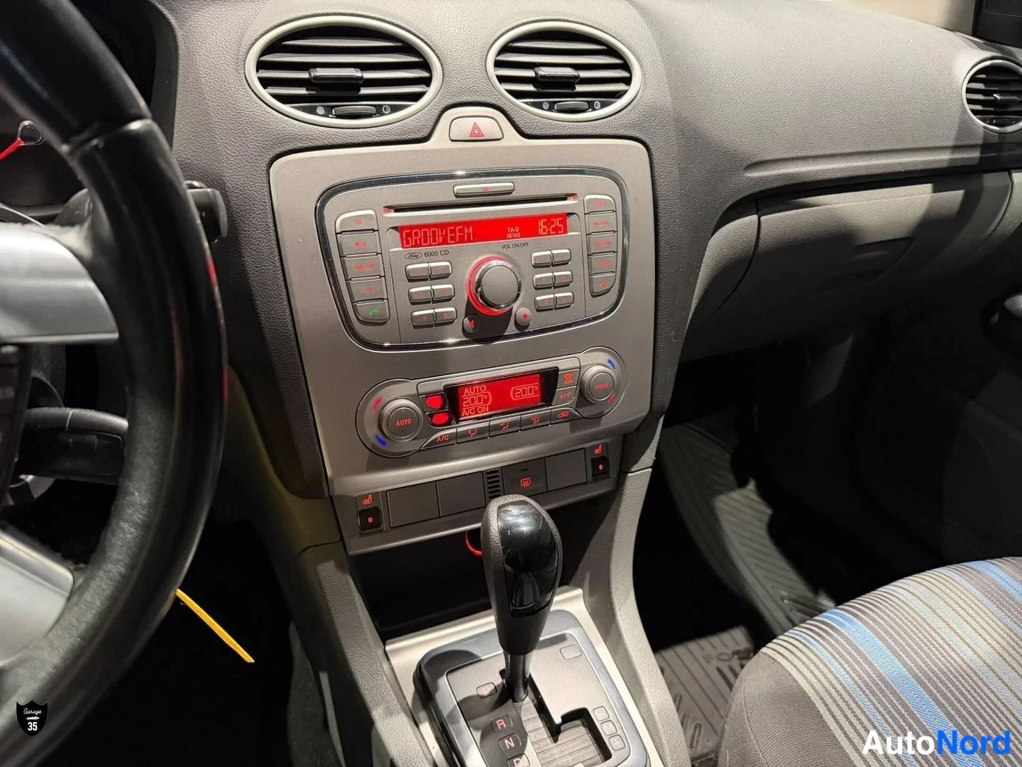 Valkoinen Ford Focus 2009, yksityiskohta, kuva 18