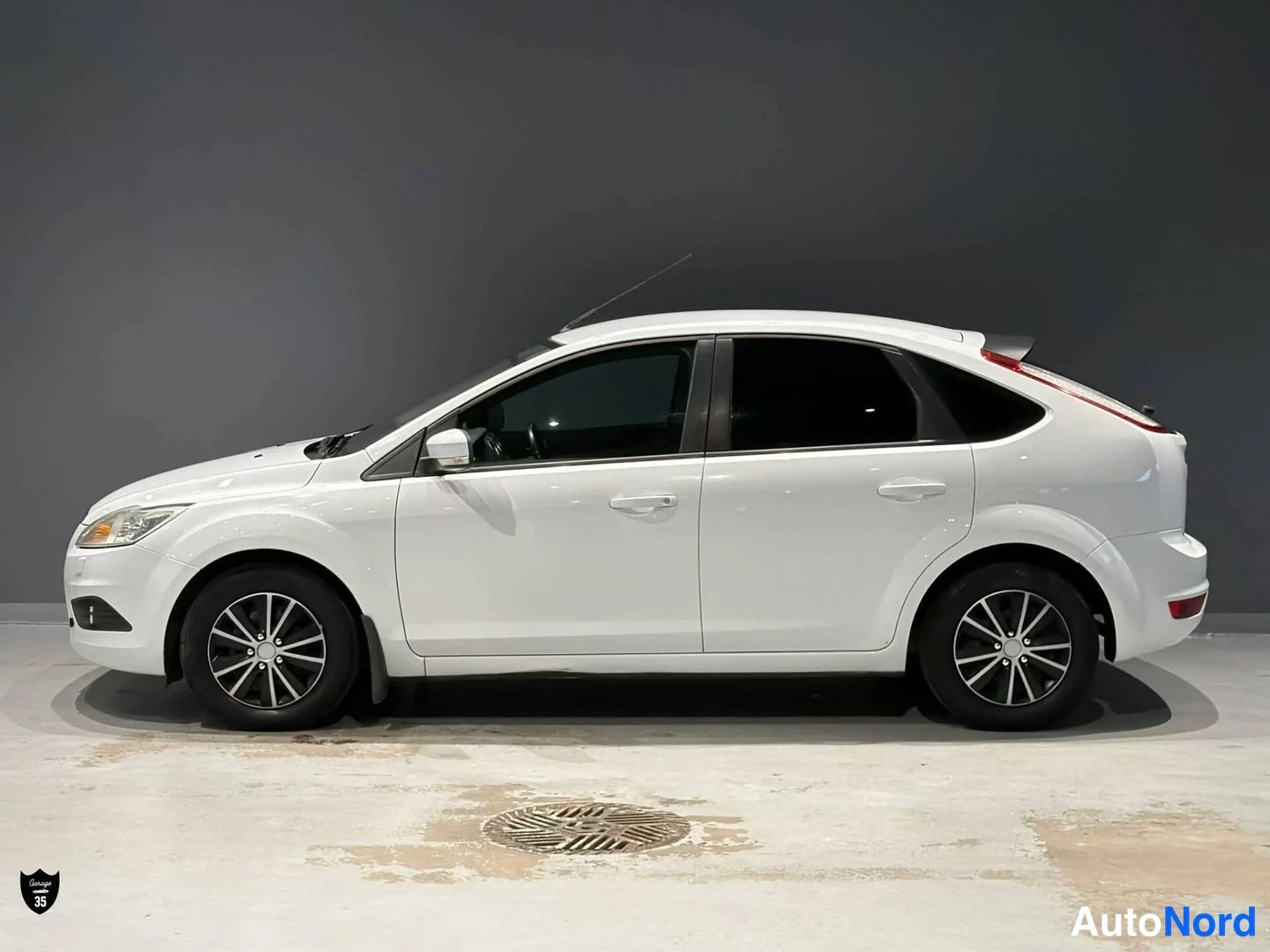 Valkoinen Ford Focus 2009, etuviisto, keula vasemmalle, kuva 2