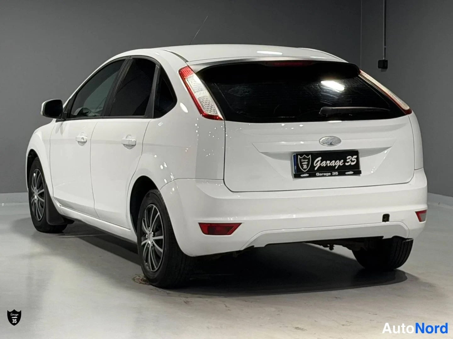 Valkoinen Ford Focus 2009, takaviisto, kuva 6