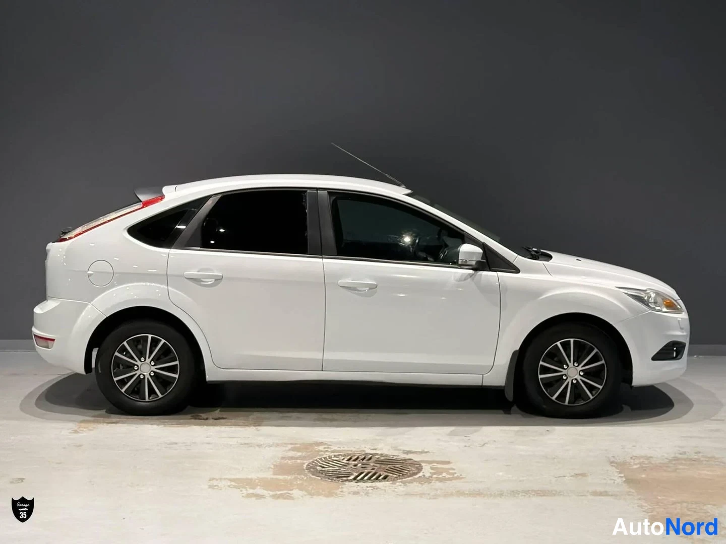 Valkoinen Ford Focus 2009, sivulta, kuva 5