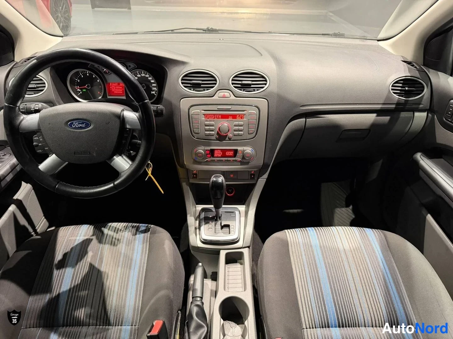 Valkoinen Ford Focus 2009, ohjaamo, kuva 9