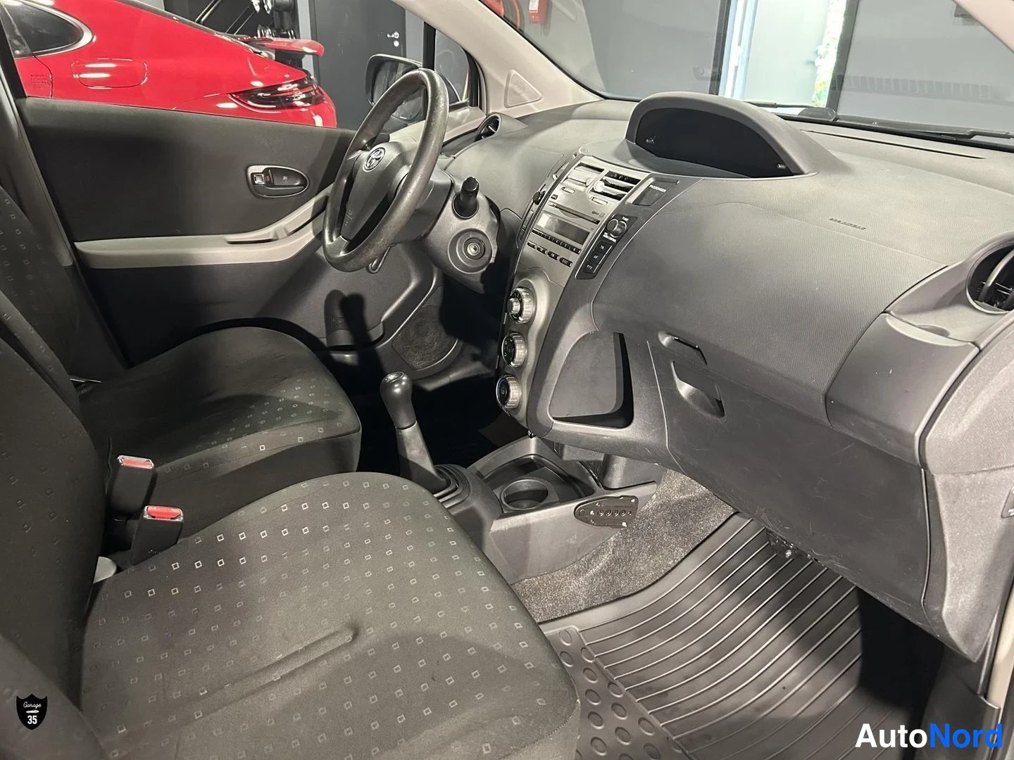 Hopea Toyota Yaris 2007, ohjaamo, kuva 10