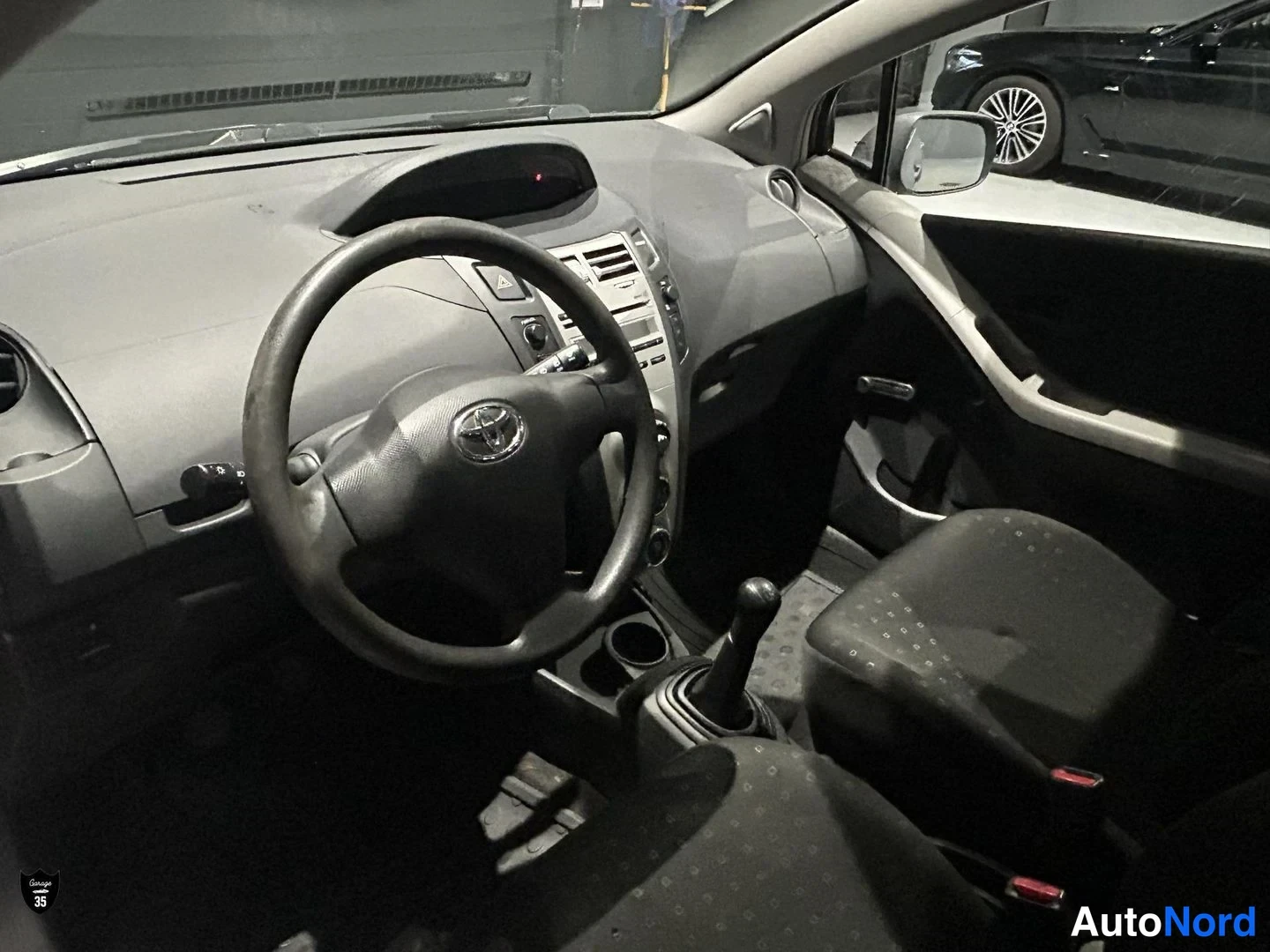 Hopea Toyota Yaris 2007, ohjaamo, kuva 11
