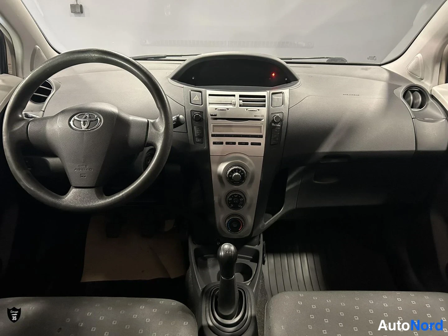 Hopea Toyota Yaris 2007, ohjaamo, kuva 9
