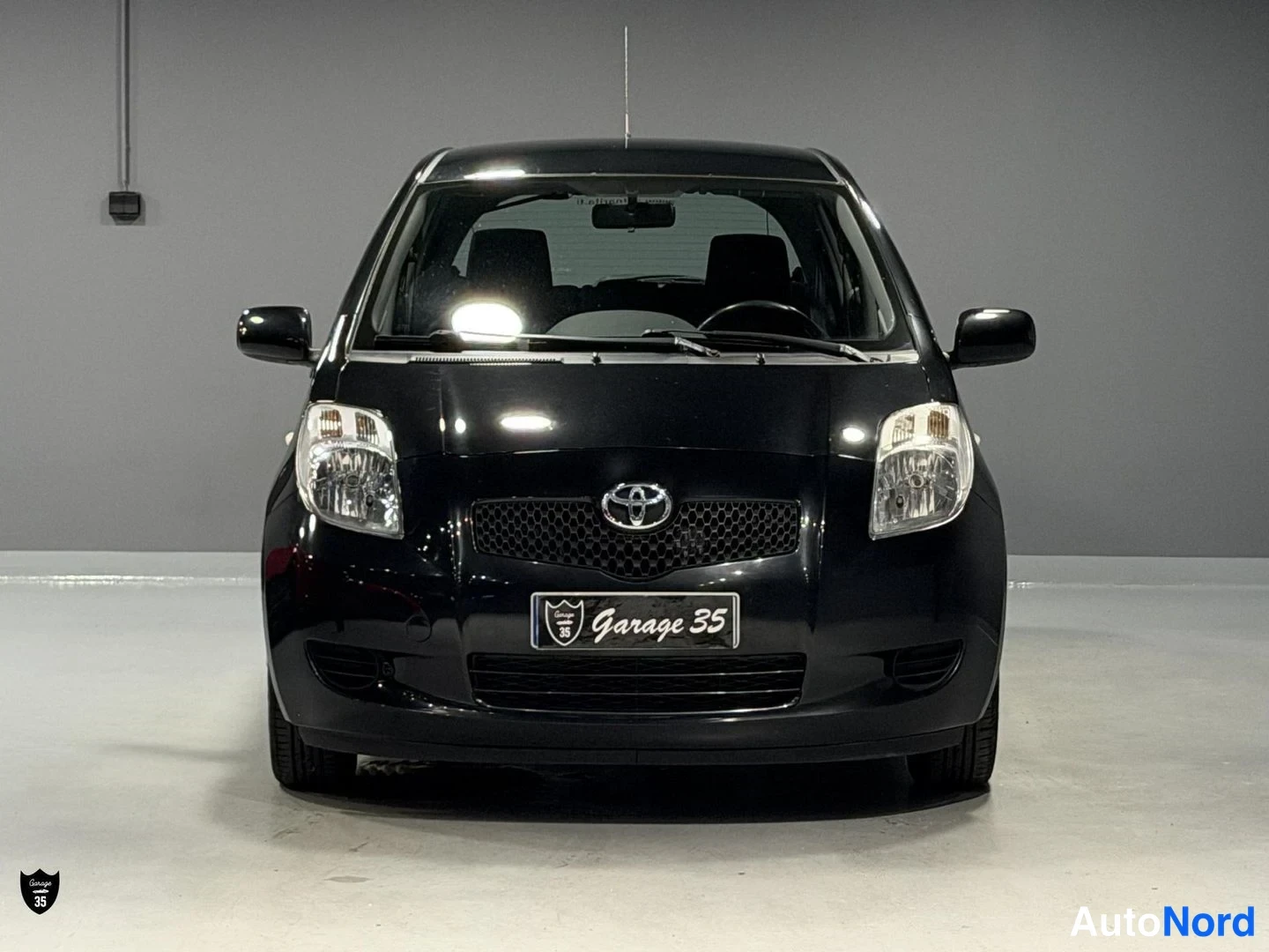 Musta Toyota Yaris 2006, edestä, kuva 4
