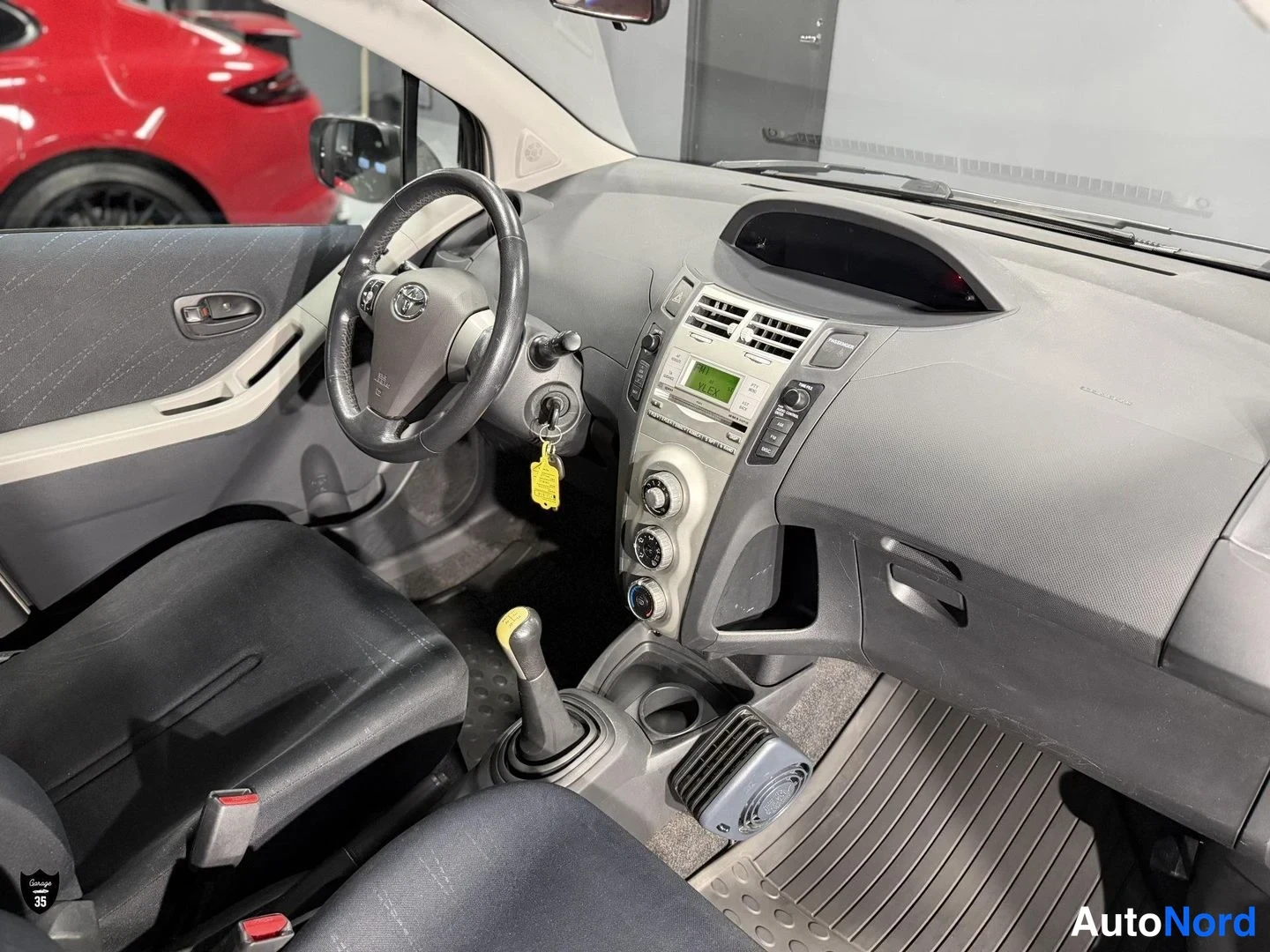 Musta Toyota Yaris 2006, ohjaamo, kuva 11
