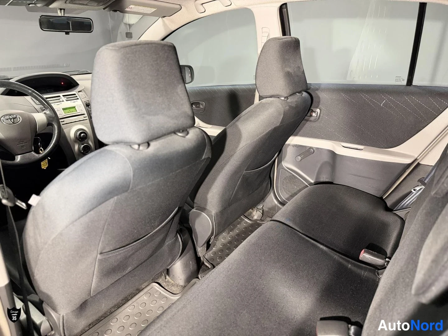 Musta Toyota Yaris 2006, takaistuimet, kuva 13