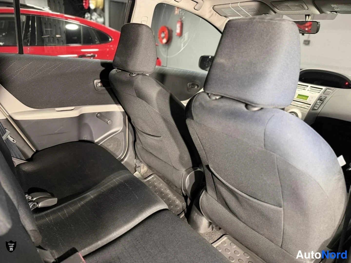 Musta Toyota Yaris 2006, takaistuimet, kuva 12