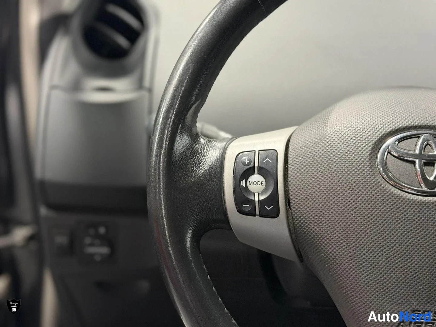 Musta Toyota Yaris 2006, yksityiskohta, kuva 16