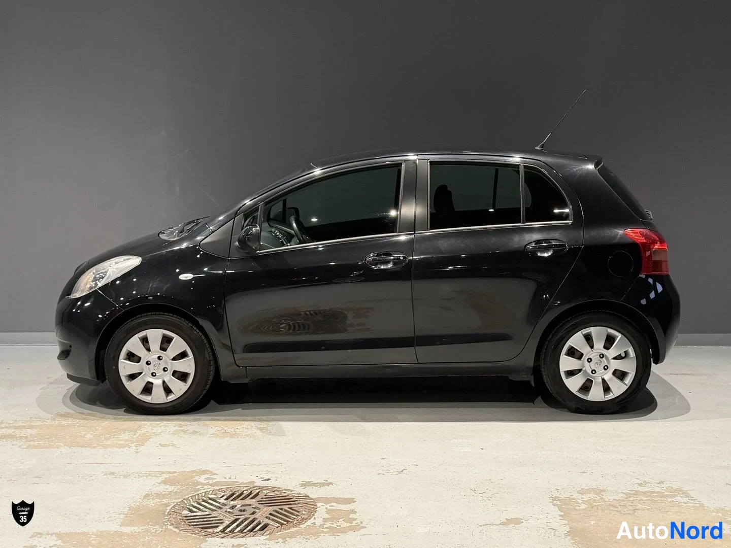 Musta Toyota Yaris 2006, sivulta, kuva 5