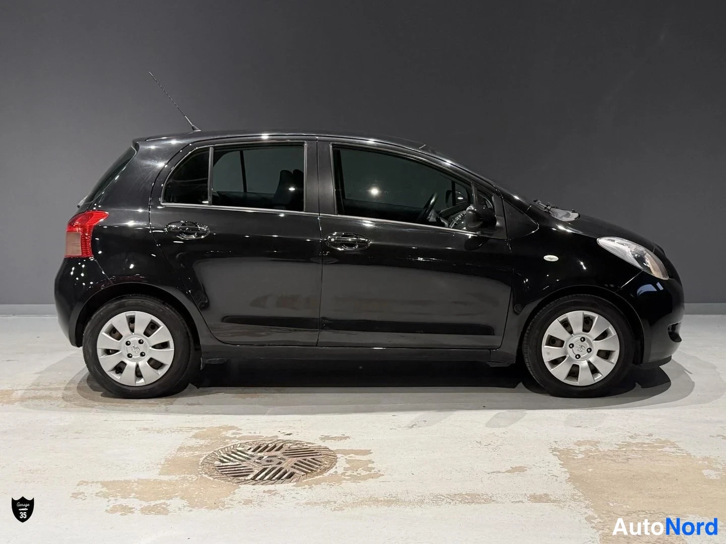 Musta Toyota Yaris 2006, etuviisto, keula oikealle, kuva 3