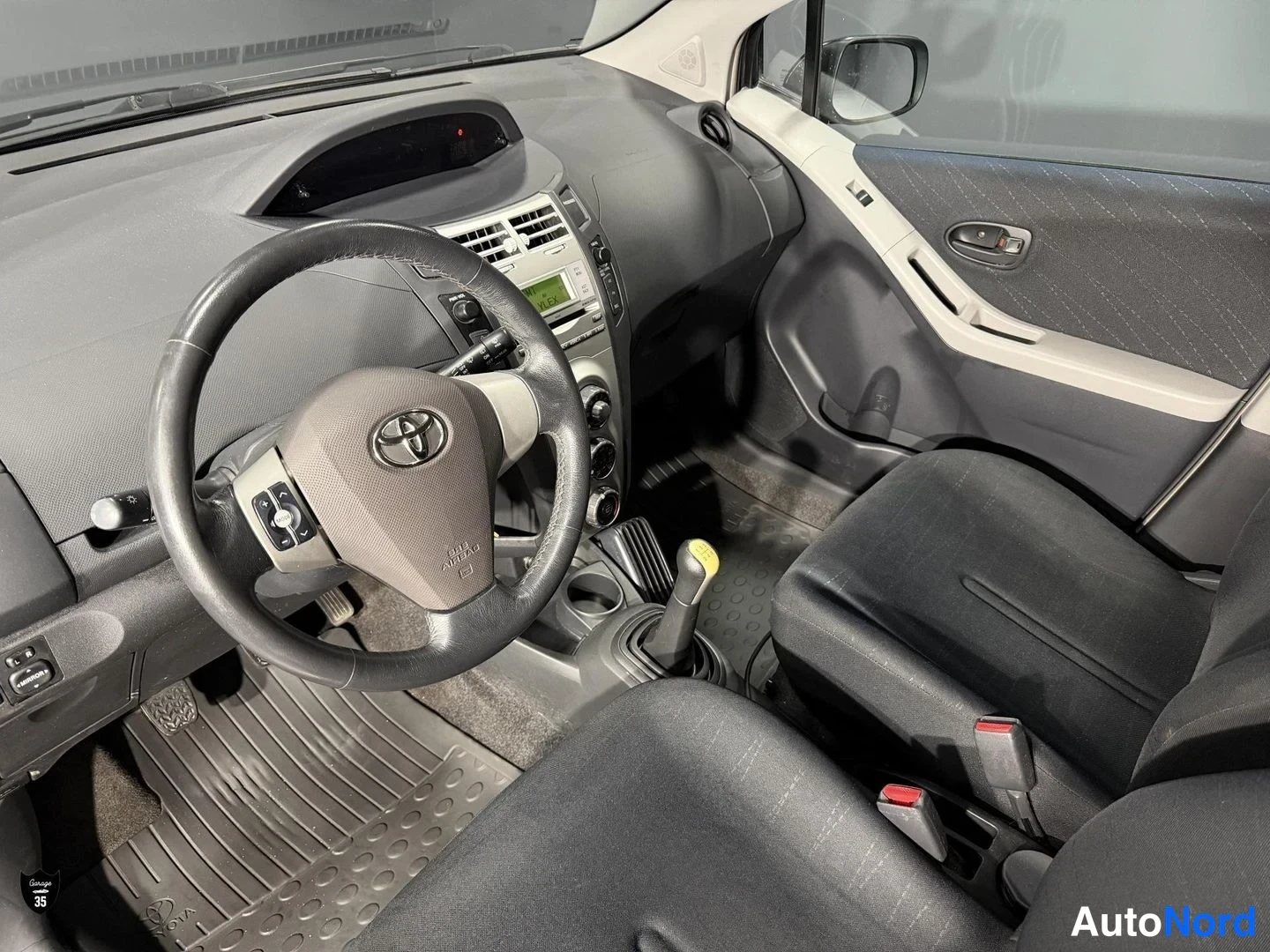 Musta Toyota Yaris 2006, ohjaamo, kuva 9