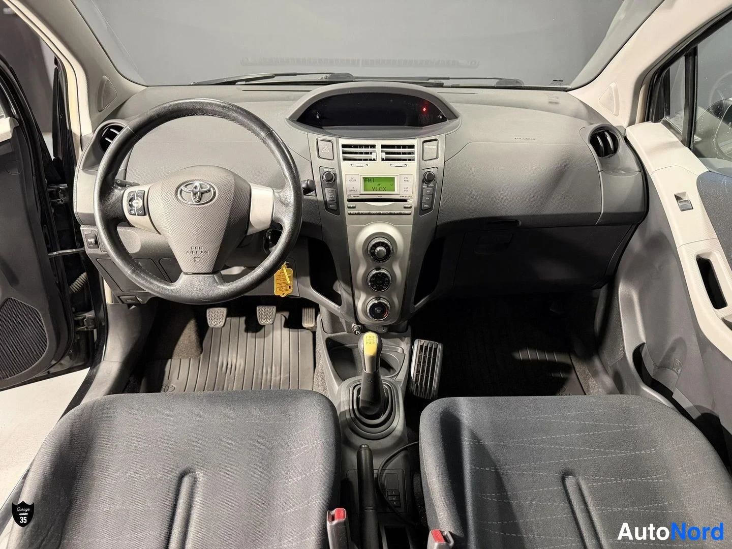 Musta Toyota Yaris 2006, ohjaamo, kuva 10