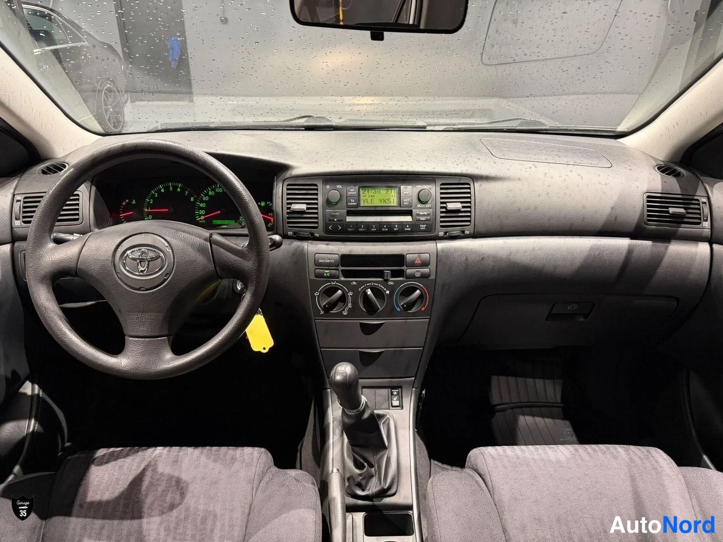 Hopea Toyota Corolla 2004, ohjaamo, kuva 10