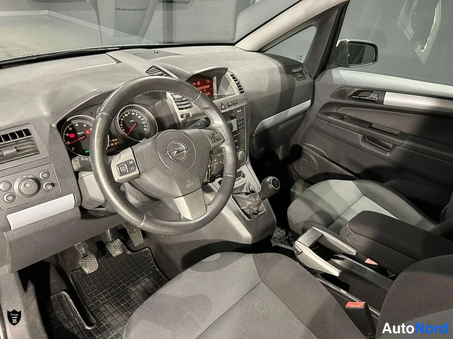 Hopea Opel Zafira 2007, ohjaamo, kuva 9