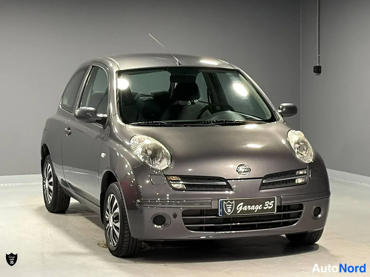 Harmaa Nissan Micra 2006, etuviisto, keula oikealle, kuva 2
