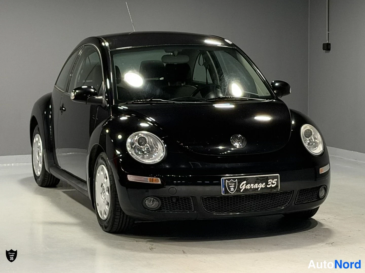 Musta Volkswagen New Beetle 2009, etuviisto, keula oikealle, kuva 3