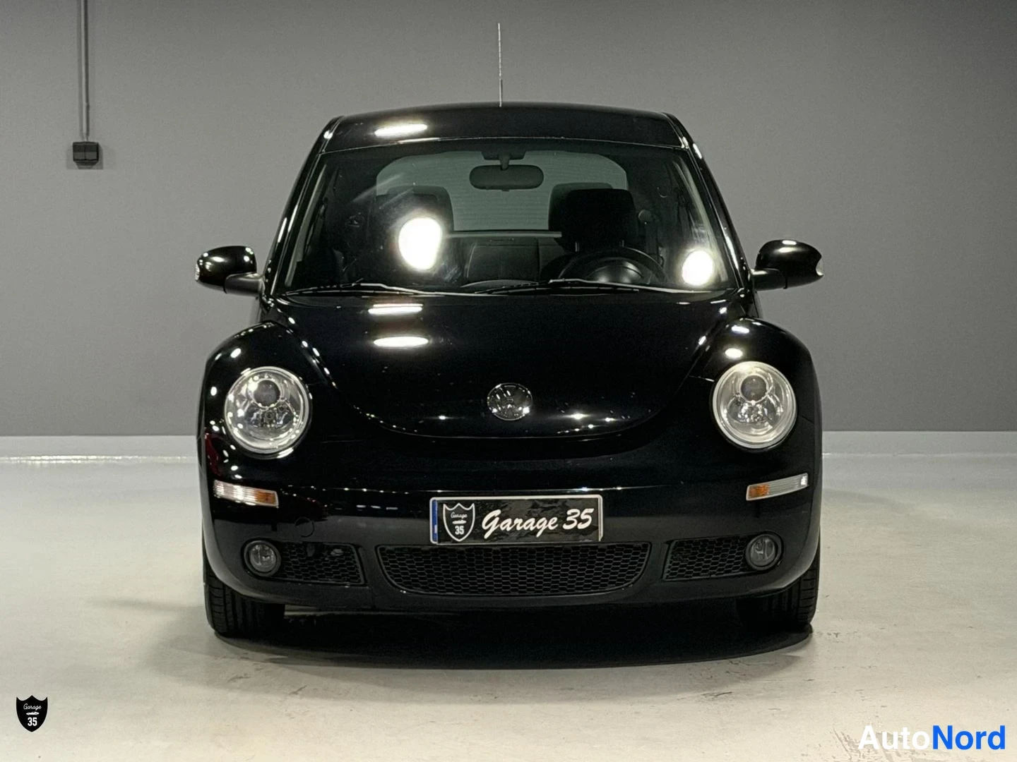 Musta Volkswagen New Beetle 2009, edestä, kuva 4
