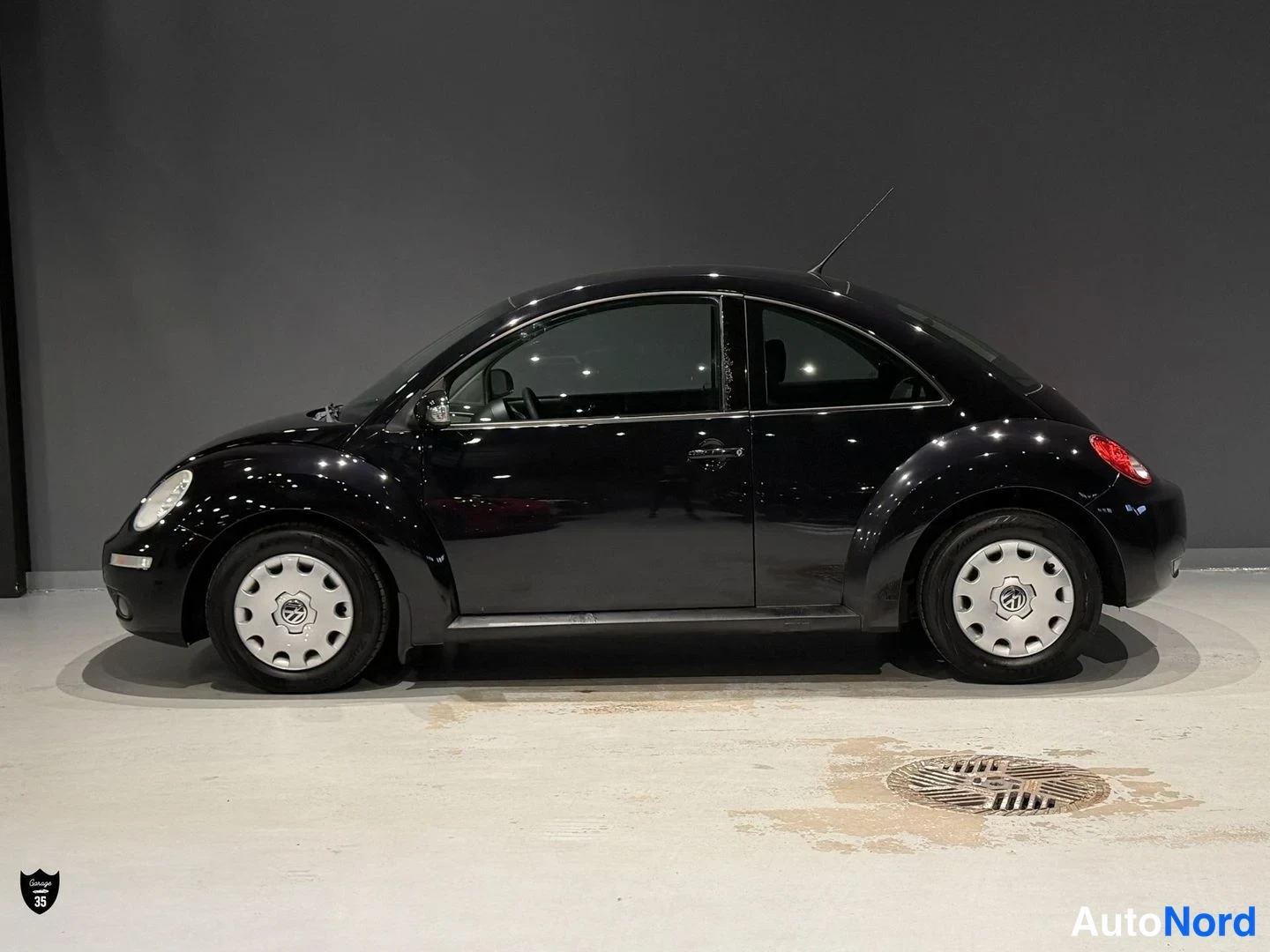 Musta Volkswagen New Beetle 2009, etuviisto, keula vasemmalle, kuva 2