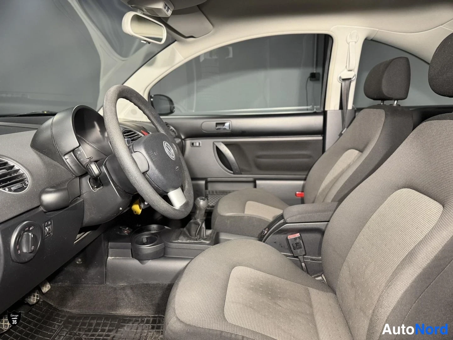 Musta Volkswagen New Beetle 2009, ohjaamo, kuva 10