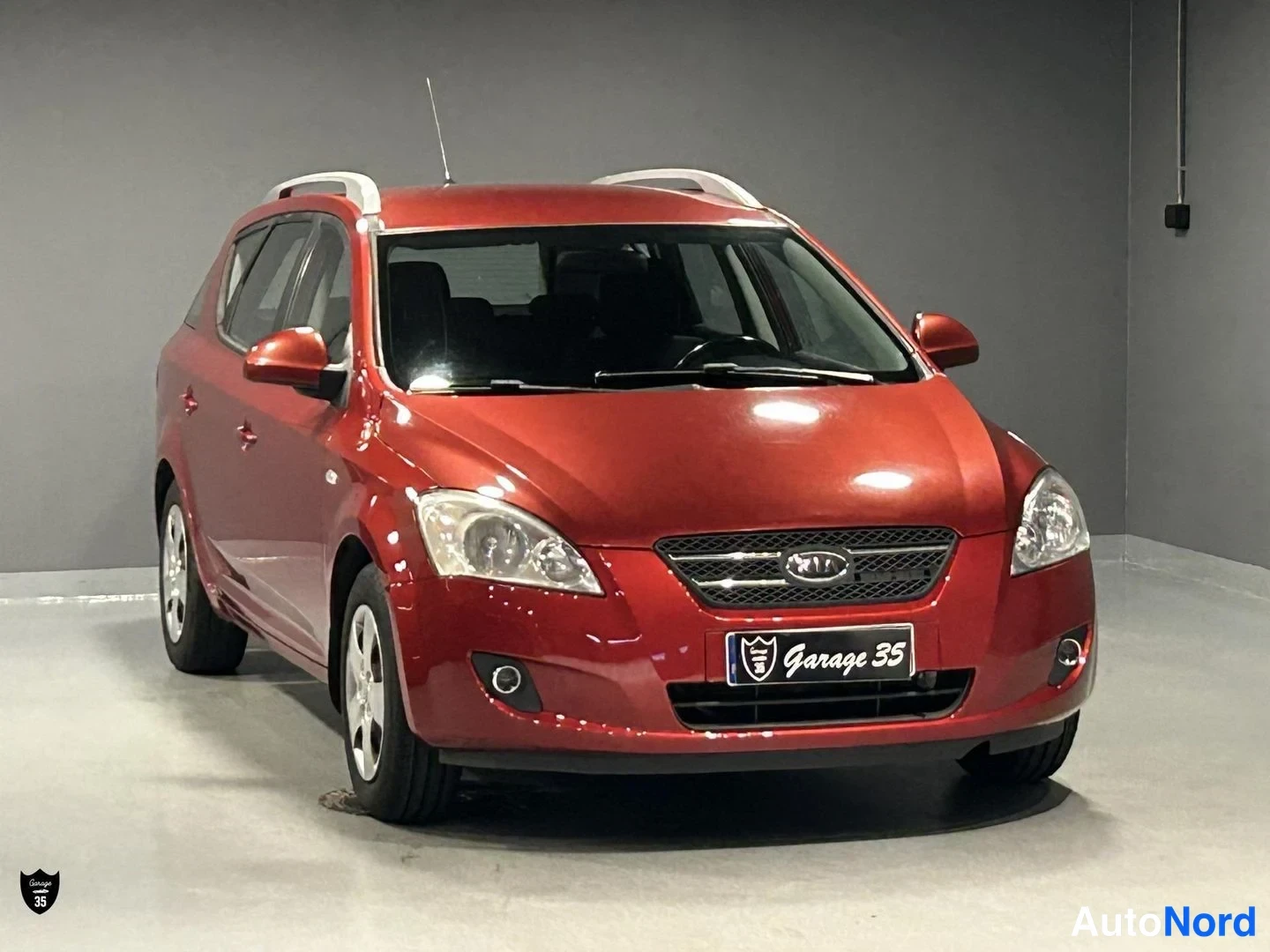 Punainen Kia Ceed SW 2009, etuviisto, keula oikealle, kuva 2