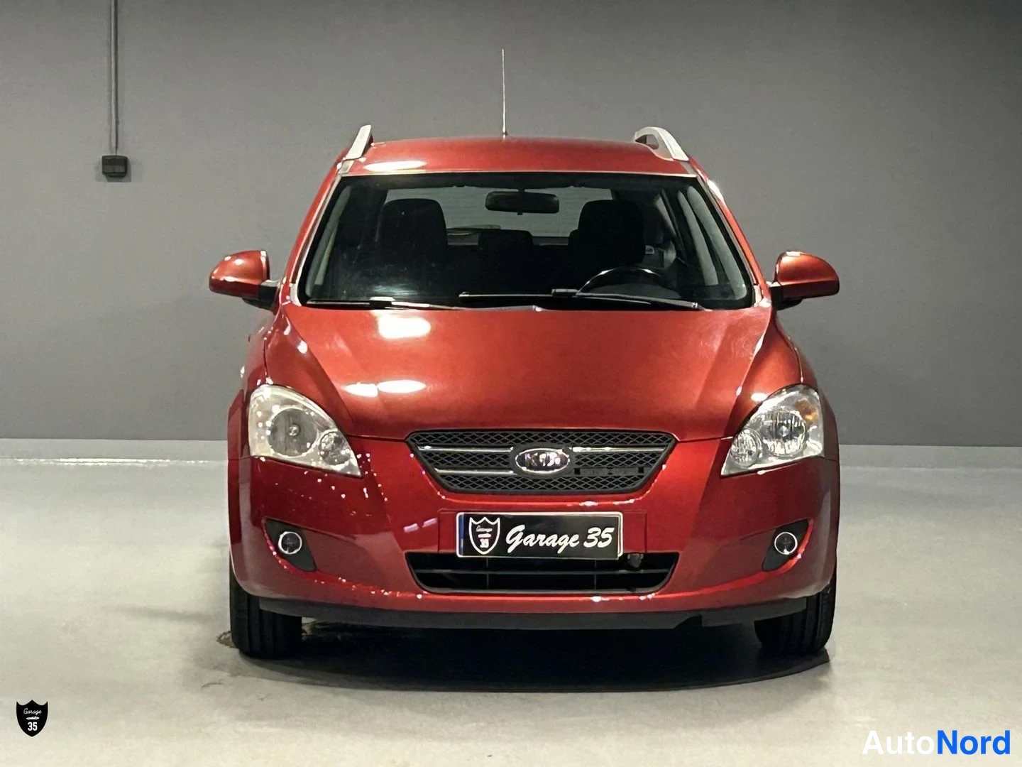 Punainen Kia Ceed SW 2009, edestä, kuva 3